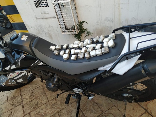 Tentou ‘meter o pé’, mas foi preso com maconha e grana